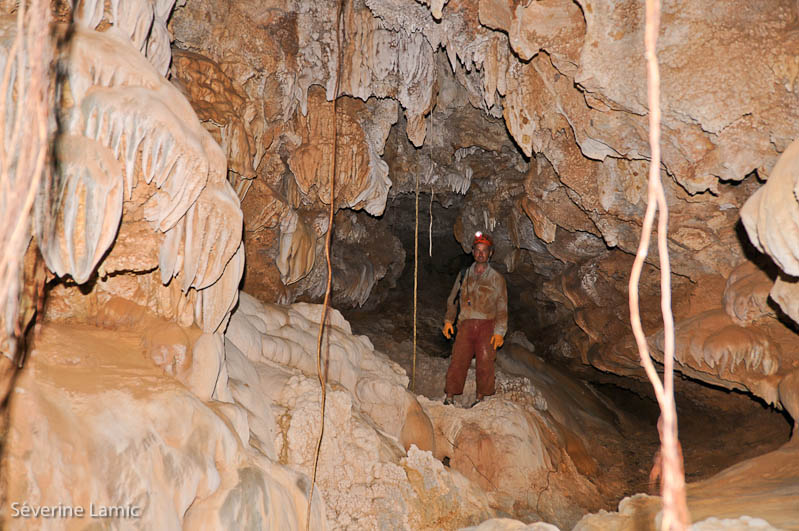 Laurent dans la grotte Anjohy Bevato