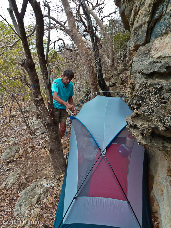 Jean-Caude installe la tente au bivouac