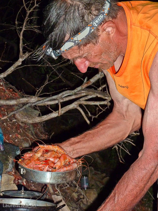 Jean-Claude cuisine les gambas...