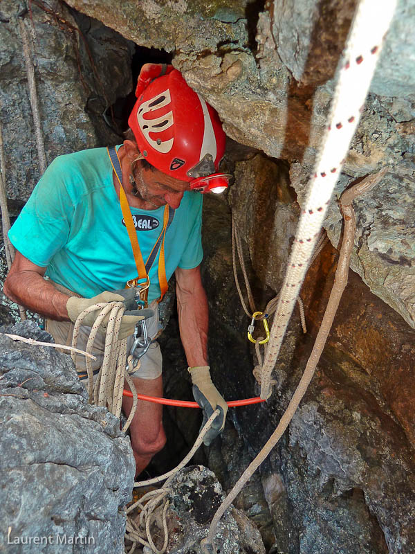 Jean-Claude descend dans le gouffre du canyon 