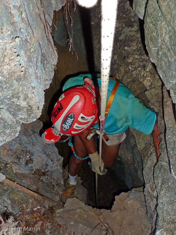 Jean-Claude descend dans le gouffre du canyon 