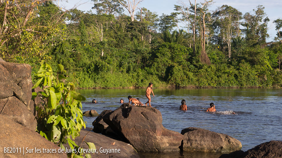 Enfants se baignent dans la rivière, Guyane
