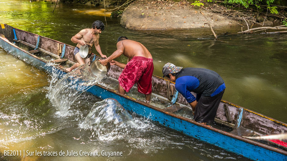 La pirogue prend l'eau Guyane