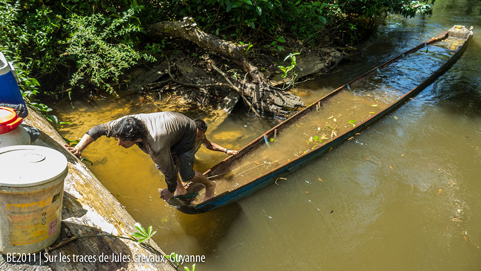 Pirogue remplie d'eau, Guyane